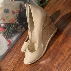 Attention Nude Peep toe wedge